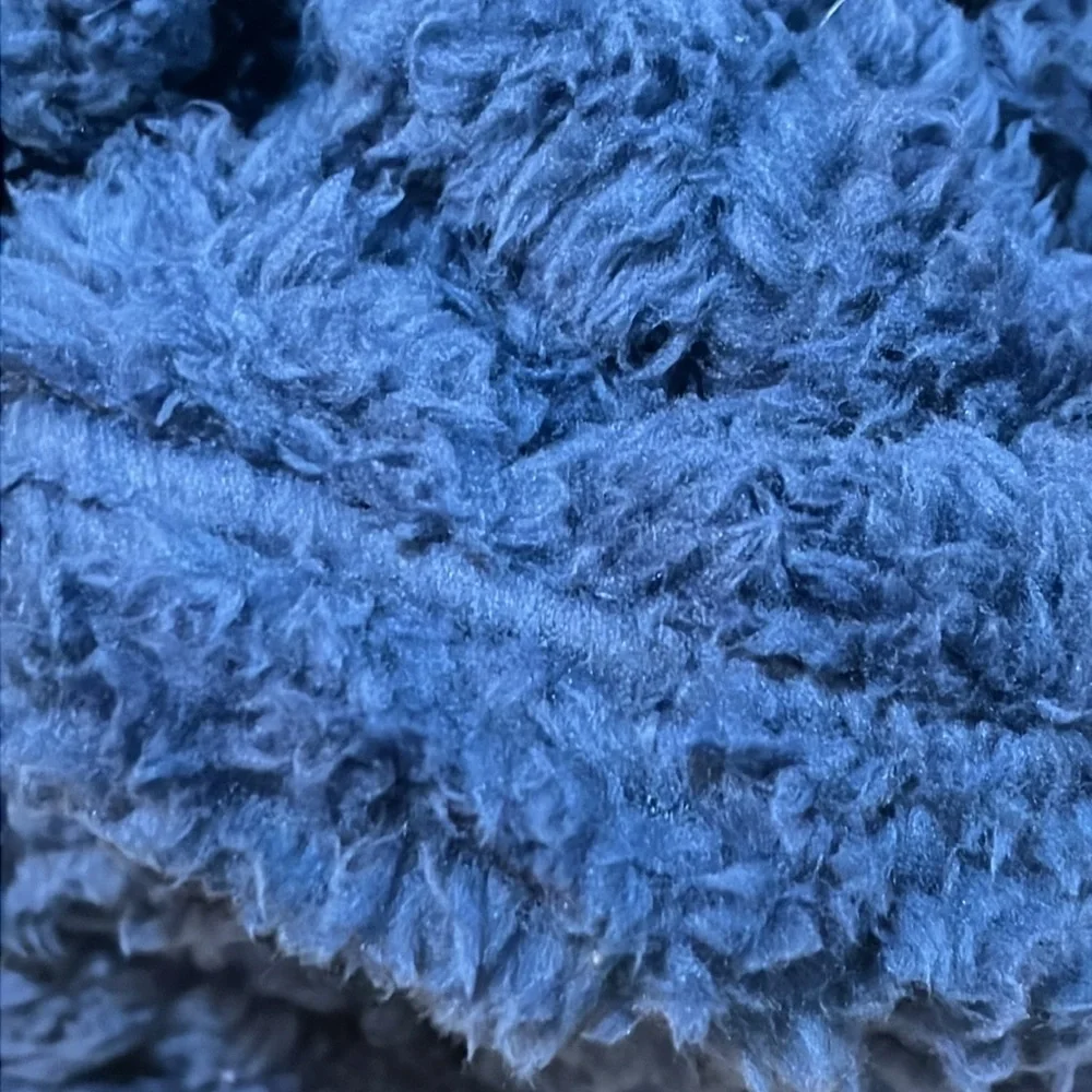 DKNY Pinsonic Sherpa Full / Queen Blanket blue 90”x90” polyester new